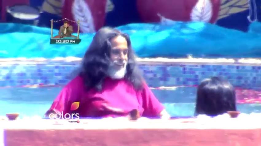 bigg-boss-10-swami-om-taking-bath-with-monalisa2 bigg boss 10, monalisa, monalisa pool pics, baba om swami pics, om swami pool pics, baba om swami swiming pool, bigg boss season 10, monalisa bathing in bigg boss, monalisa pool photos, om swami pool photos, bigg boss cast, bigg boss season 9, bigg boss winners, bigg boss 1, big boss movie, bigg boss 2016, big boss bruce lee, bigg boss 11 contestants