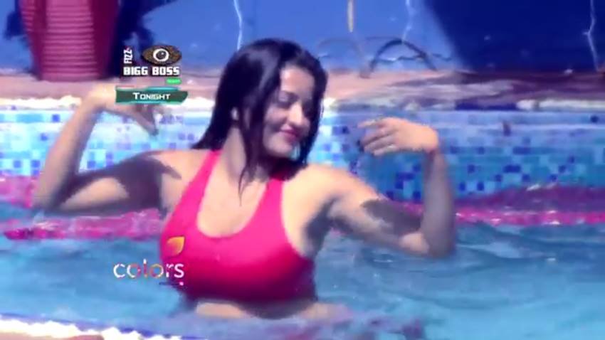 bigg-boss-10-swami-om-taking-bath-with-monalisa3 bigg boss 10, monalisa, monalisa pool pics, baba om swami pics, om swami pool pics, baba om swami swiming pool, bigg boss season 10, monalisa bathing in bigg boss, monalisa pool photos, om swami pool photos, bigg boss cast, bigg boss season 9, bigg boss winners, bigg boss 1, big boss movie, bigg boss 2016, big boss bruce lee, bigg boss 11 contestants
