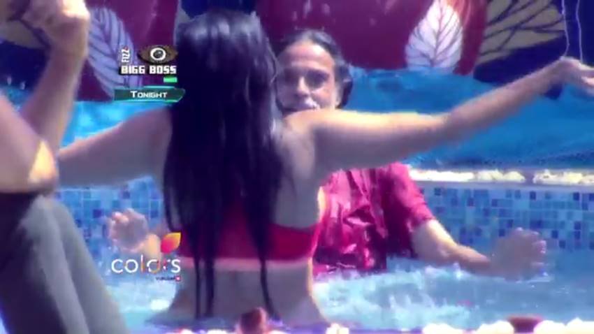 bigg-boss-10-swami-om-taking-bath-with-monalisa4 bigg boss 10, monalisa, monalisa pool pics, baba om swami pics, om swami pool pics, baba om swami swiming pool, bigg boss season 10, monalisa bathing in bigg boss, monalisa pool photos, om swami pool photos, bigg boss cast, bigg boss season 9, bigg boss winners, bigg boss 1, big boss movie, bigg boss 2016, big boss bruce lee, bigg boss 11 contestants