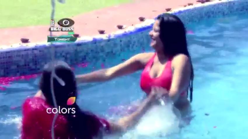 bigg-boss-10-swami-om-taking-bath-with-monalisa5 bigg boss 10, monalisa, monalisa pool pics, baba om swami pics, om swami pool pics, baba om swami swiming pool, bigg boss season 10, monalisa bathing in bigg boss, monalisa pool photos, om swami pool photos, bigg boss cast, bigg boss season 9, bigg boss winners, bigg boss 1, big boss movie, bigg boss 2016, big boss bruce lee, bigg boss 11 contestants