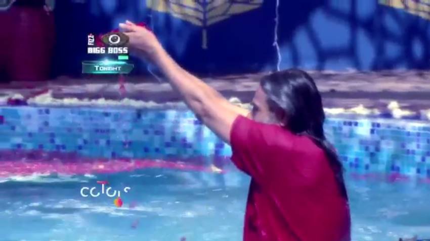 bigg-boss-10-swami-om-taking-bath-with-monalisa8 bigg boss 10, monalisa, monalisa pool pics, baba om swami pics, om swami pool pics, baba om swami swiming pool, bigg boss season 10, monalisa bathing in bigg boss, monalisa pool photos, om swami pool photos, bigg boss cast, bigg boss season 9, bigg boss winners, bigg boss 1, big boss movie, bigg boss 2016, big boss bruce lee, bigg boss 11 contestants