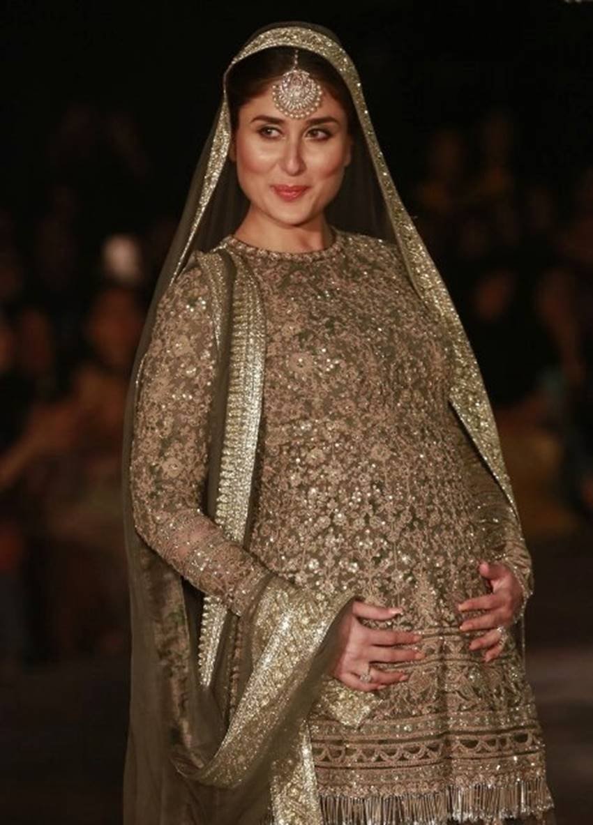 bollywood-actresses-worked-during-pregnancy-kareena-kapoor-khan1 Actresses worked during pregnancy, bollywood actress worked in pregnancy, Kareena Kapoor Pregnancy Photos, Shridevi Pregnancy Photos, Jaya Bachchan Pregnancy Photos, Juhi Chawla Pregnancy Photos, Kajol Pregnancy Photos, Pregnancy Pics, Bollywood Actress Pregnancy Pics, Farah Khan Pregnancy Pics, Pregnant Bollywood Actress, Hot Photos, Baby Bump, Entertainment News