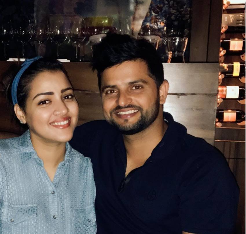 प्रियंका चौधरी अपने पति और क्रिकेटर सुरेश रैना के साथ। (Image Source: Instagram)
