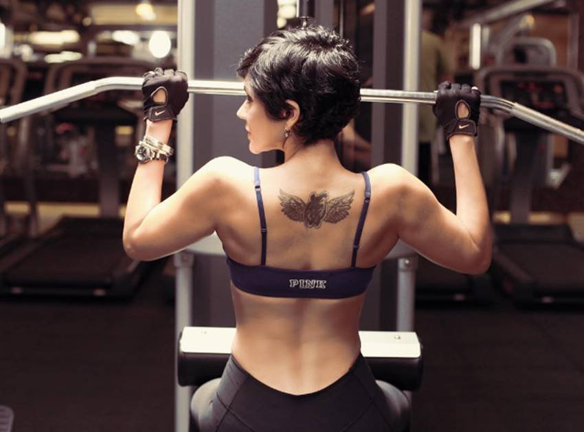 mandira-bedi-fitness-secret-diet-plan-and-hot-photos3 Mandira Bedi, Mandira Bedi Fitness Secret, Mandira Bedi Diet Plan, Mandira Bedi work out, Mandira Bedi age, Mandira Bedi profile, Mandira Bedi unknown facts, Mandira Bedi pics, Mandira Bedi hot photos, Mandira Bedi photos, Mandira Bedi tv shows, Mandira Bedi husband name, Mandira Bedi son name, entertainment news in hindi, bollywood news in hindi, tv news in hindi