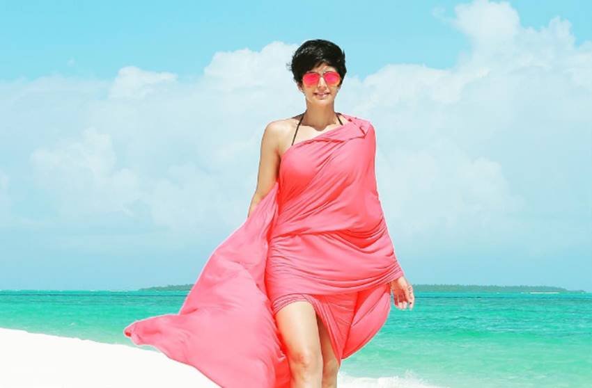 mandira-bedi-fitness-secret-diet-plan-and-hot-photos5 Mandira Bedi, Mandira Bedi Fitness Secret, Mandira Bedi Diet Plan, Mandira Bedi work out, Mandira Bedi age, Mandira Bedi profile, Mandira Bedi unknown facts, Mandira Bedi pics, Mandira Bedi hot photos, Mandira Bedi photos, Mandira Bedi tv shows, Mandira Bedi husband name, Mandira Bedi son name, entertainment news in hindi, bollywood news in hindi, tv news in hindi