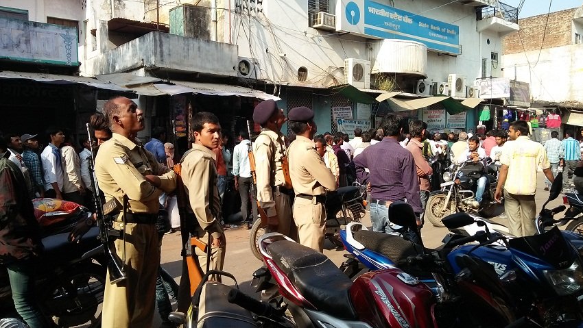 मध्य प्रदेश के छतरपुर में पैसे निकालने के लिए लाइन में लगे लोग।