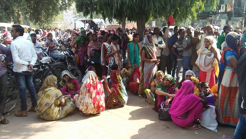 मध्य प्रदेश के छतरपुर में पैसे निकालने के लिए लाइन में लगे लोग।