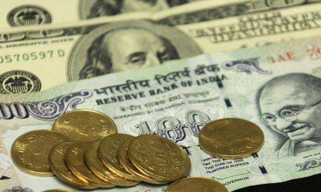 नौ महीने के निचले स्तर पर पहुंचा रुपया, 21 पैसे टूटा