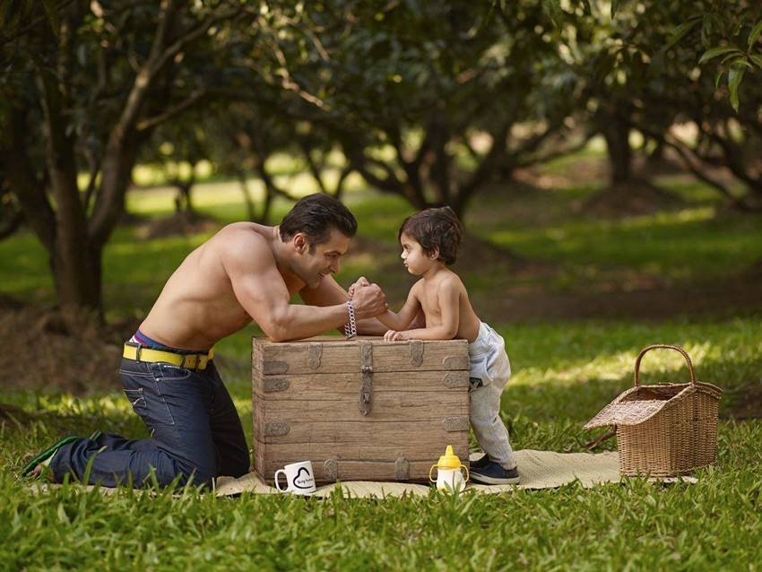 salman-khan-childrens-day-pics Salman Khan, Salman Khan children's day, salman khan celebrating children's day, salman khan kids photosshoot, salman khan with ahil, salman khan with yohan, pics, photos, bollywood news, entertainment news