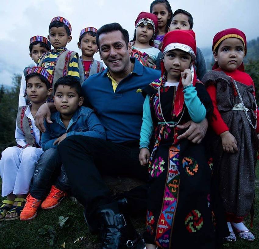 salman-khan-childrens-day-pics6 Salman Khan, Salman Khan children's day, salman khan celebrating children's day, salman khan kids photosshoot, salman khan with ahil, salman khan with yohan, pics, photos, bollywood news, entertainment news
