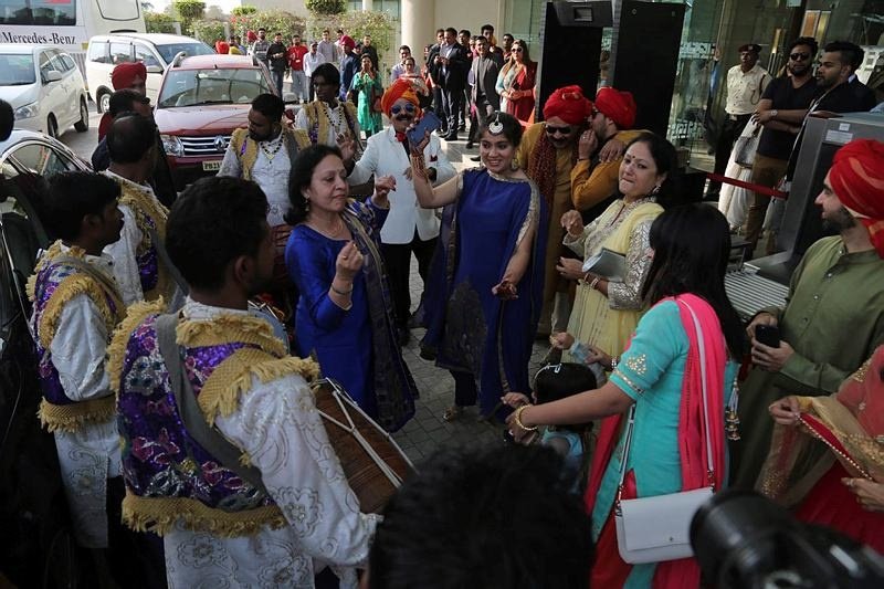 युवराज और हेजल की शादी में नाचते हुए रिश्तेदार और दोस्त। (Express Photo)