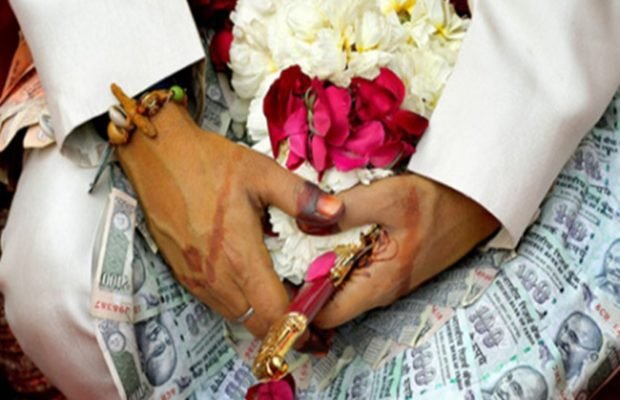 हंसुआ के ब्याह में खुरपी के गीत…