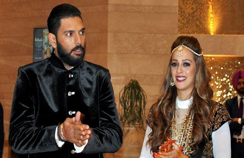 चंडीगढ़ में रिंग सेरेमनी के दौरान हेजल कीच और युवराज सिंह। (Source: PTI)