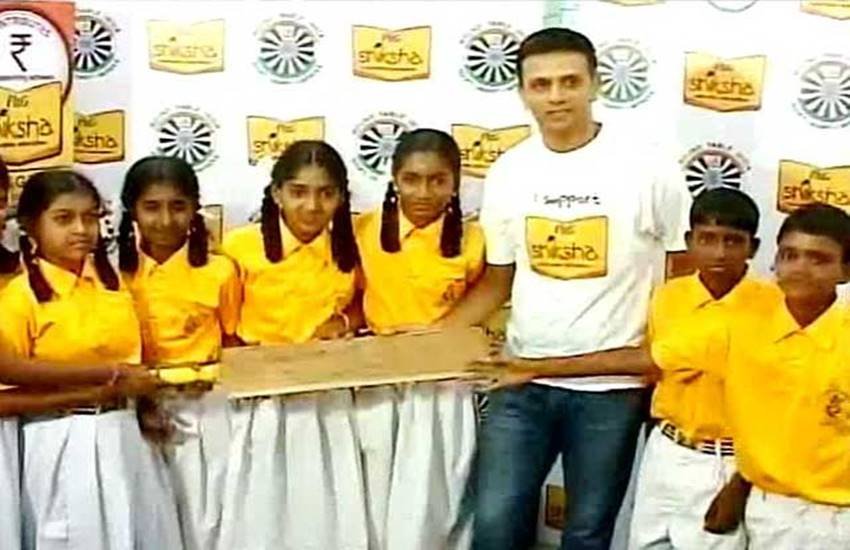 बेंगलुरु में एक एनजीओ द्वारा आयोजित कार्यक्रम में वंचित बच्चों के साथ राहुल द्रविड़।(Photo: Twitter)