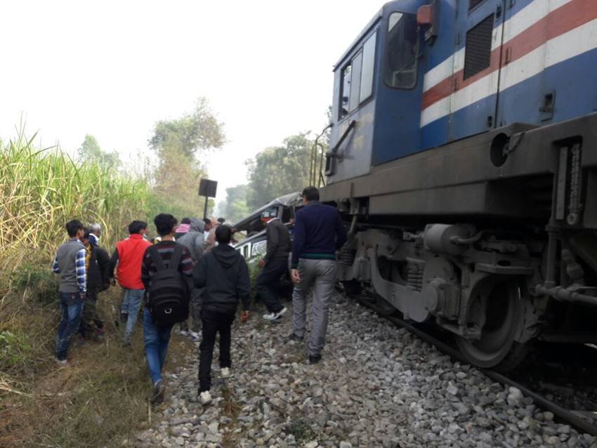 रेलवे ट्रैक से दुर्घटनाग्रस्त कार को हटाते लोग। (Photo Source: Nipendra Dhaka)