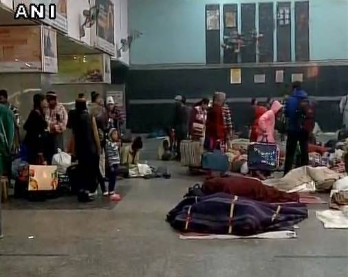 सर्दी बढ़ते ही छाया घना कोहरा, दिल्ली में लेट हुई 37 ट्रेनें, 10 फ्लाइट्स
