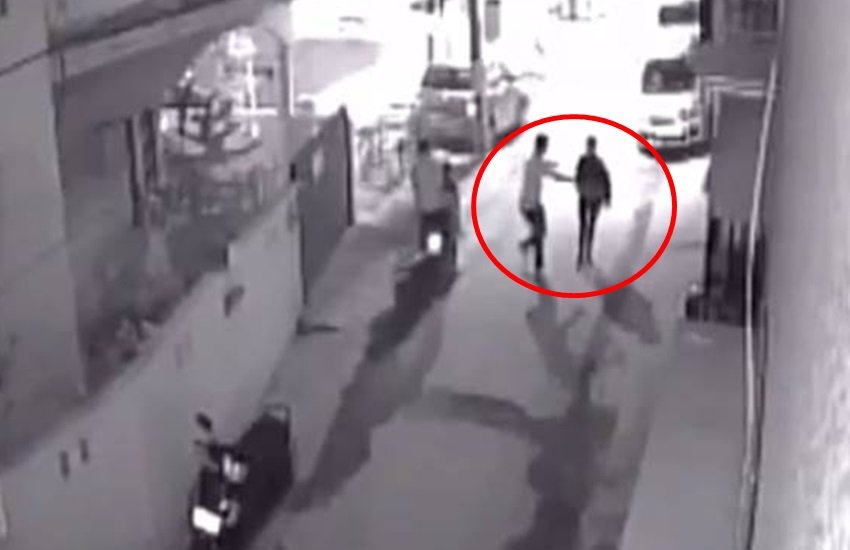 एक निजी टीवी चैनल द्वारा बेंगलुरु में नए साल की रात को हुए महिला उत्पीड़न के वीडियो का स्क्रीनशॉट।