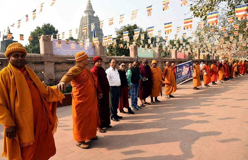 बोधगया में महाबोधि मंदिर के बाहर नशाबंदी के समर्थन में मानव श्रृंखला बनाने का अभ्यास करते हुए। (फोटो- PTI)