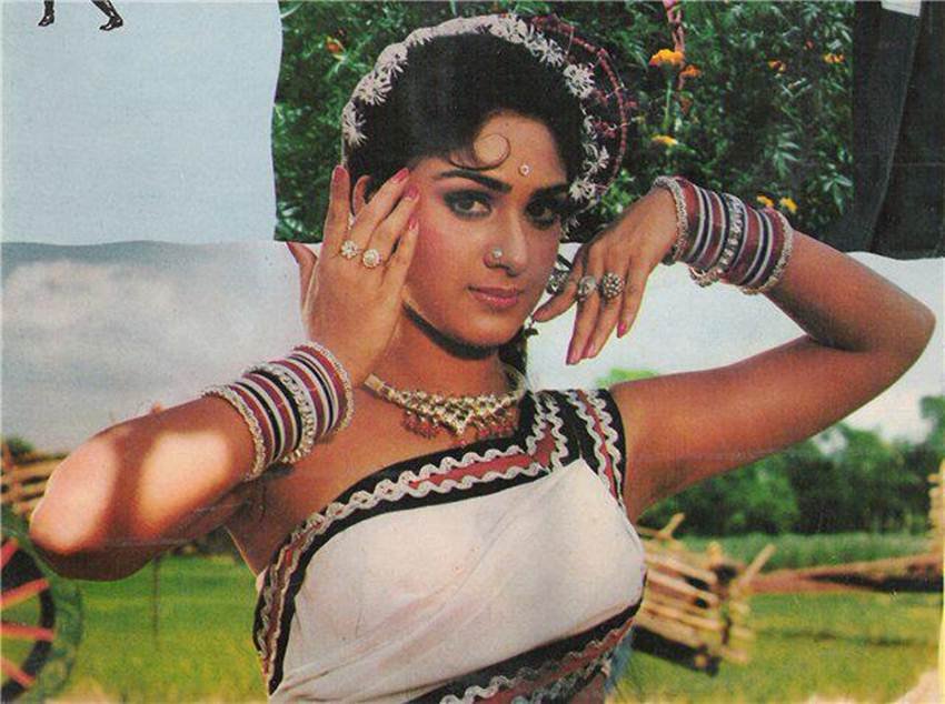 minakshi45 Meenakshi Sheshadri, Now and Then, Lost actresses, Forgotten stars in bollywood, Rajkumar Santoshi, Amitabh Bachchan, Small town big name