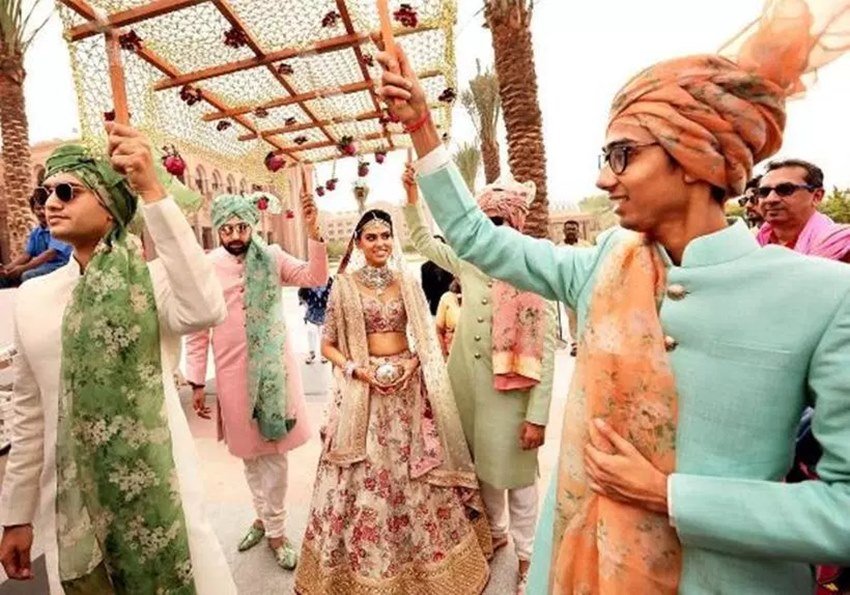 Amitabh Bachchan and Abhishek Bachchan Pictures 4 amitabh bachchan abu dhabi wedding, abhishekl bachchan abu dhabi wedding, abhishek bachchan anushka rajan wedding, abhishek bachchan sister wedding, abhishek bachchan dance wedding, aishwarya bachchan missing wedding, jaya bachchan abu dhabi wedding, bachchans attend wedding, bachchans abu dhabi wedding, anushka rajan wedding, bollywood weddings, big fat bollywood weddings, bollywood news, bollywood updates, entertainment news