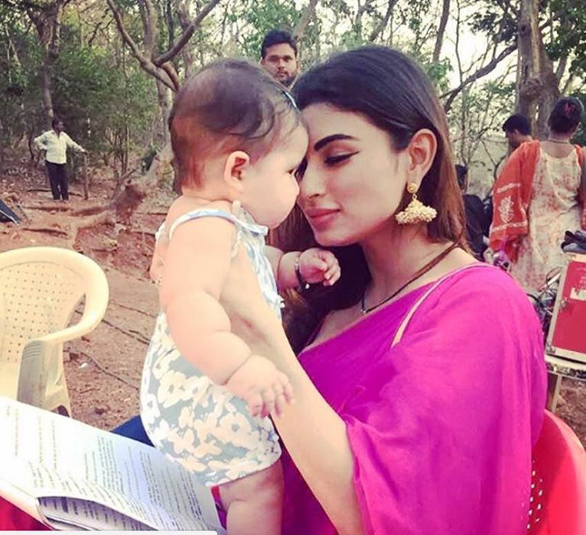 mauni2 naagin 2, mouni roy, karanvir bohra, karanvir bohra kids, karanvir bohra daughters, karanvir bohra naagin 2, karanvir bohra mouni roy, mouni roy naagin 2, mouni roy kids, mouni roy picture, karanvir bohra teejay, indian express news, entertainment news