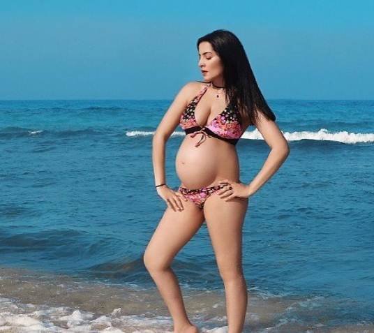 celina Celebrity couples set to welcome their babie, Pregnant bollywood Actress, Esha deol, actress Celina Jaitly, actress Celina Jaitly baby bump, Diya aur baati hum fame Puja sharma, Tv Actress Puja Sharma Baby Bump, Soha Ali Khan, Soha ALi khan pregnant, Soha ali khan Baby bump
