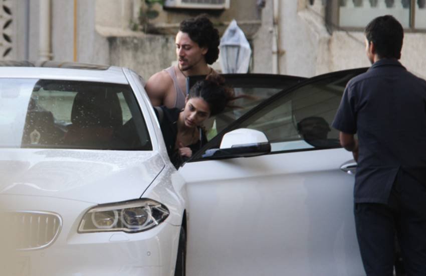 Tiger Shroff and Disha Patani, disha patani, disha and tiger seen together, Tiger Shroff and Disha Patani news apartment in bandra see picturess, Tiger Shroff and Disha Patani