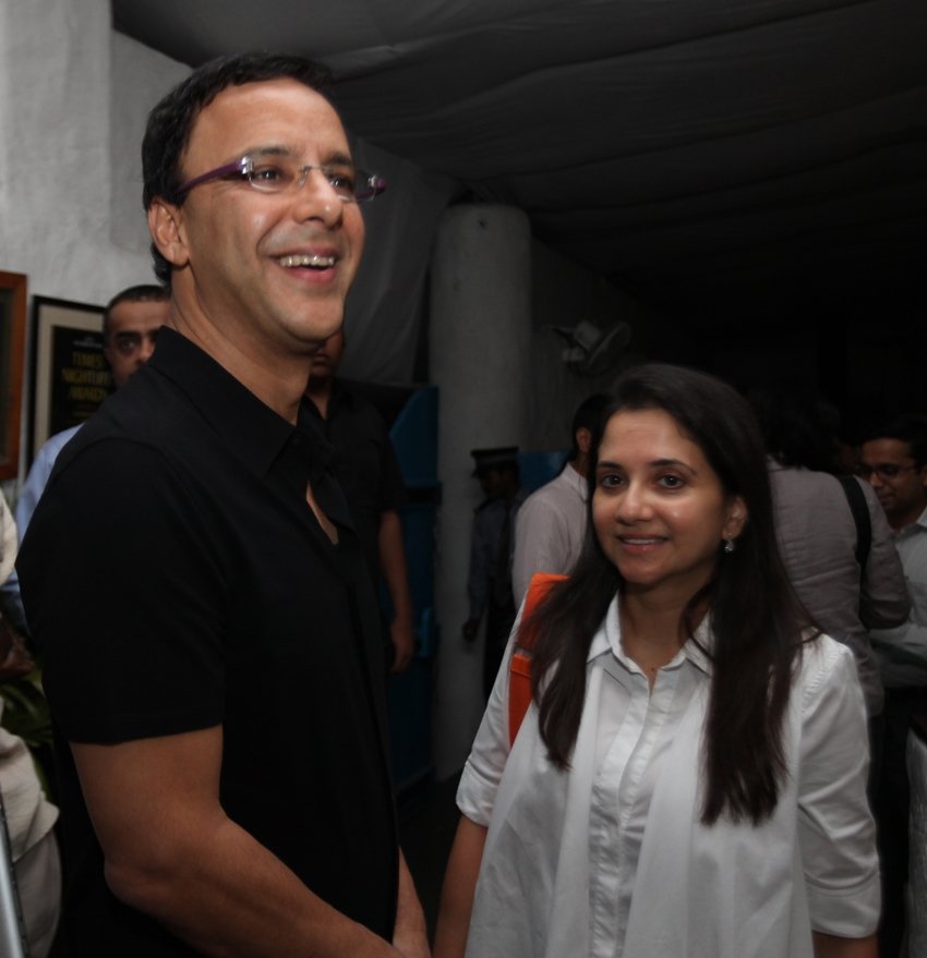 Vidhu Vinod Chopra with his wife Anupama Chopra Bollywood Celebrities Who Got Married Thrice, Celebrities Who Got Married Thrice, Celebrities Got Married Thrice, Celebrities Got Married Thrice or four times, Celebrities Got Married Thrice or even more, these are the Celebrities Got Married Thrice and more, these are the Bollywood Celebrities Who Got Married Thrice or even more Kishore Kumar, Sanjay Dutt, Lucky Ali, Kabir Bedi, Karan Singh Grover, Vidhu Vinod Chopra, Adnan Sami, Madhubala, yogeeta bali, leena chandavarkar, ruma guha thakurta, richa sharma, manyata, reha pillai, parveen Dusanj, jansatta