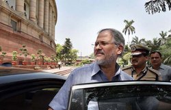 ईश्वर केजरीवाल को माफ़ करें, उन्हें नहीं पता कि क्या कह रहे हैं: नजीब जंग