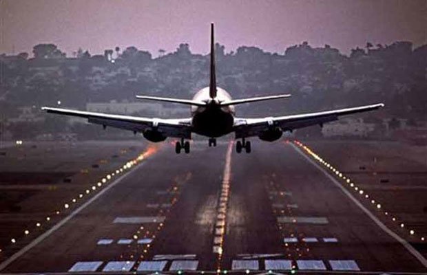 SpiceJet aircraft, Air Traffic Control, plane landed without tyre, plane loses tyre but landed safely, kolkata airport, स्‍पाइसजेट विमान, एयर ट्रेन कंट्रोल, बिना टायर के उतरा विमान