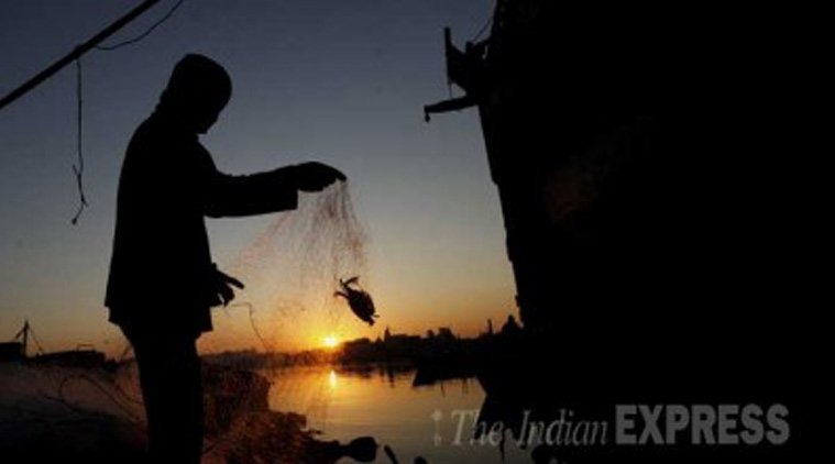 india-pakistan, ocean, border, fishermen, trapped, jansatta, pankaj chaturvedi article