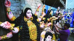 कोलकाता के पंडाल में मां दुर्गा की त्रिआयामी छवि