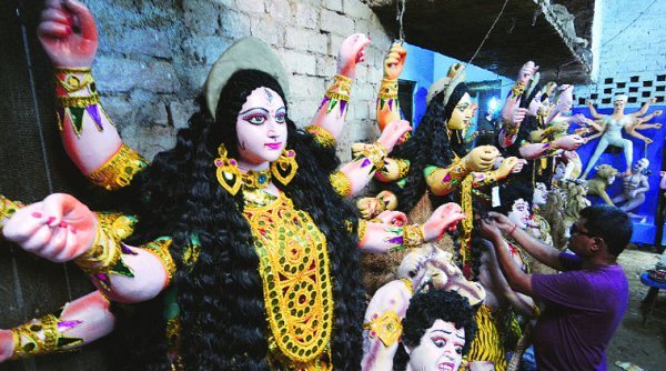 कोलकाता के पंडाल में मां दुर्गा की त्रिआयामी छवि