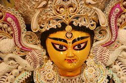 दुर्गा प्रतिमाओं को संवारने आए ज्वेलरी ब्रांड
