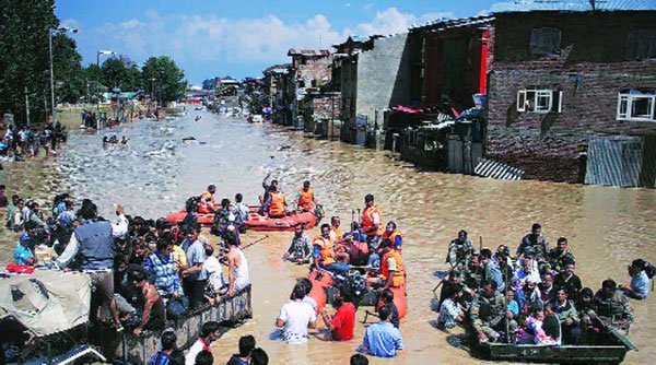 जम्मू-कश्मीर: घट रहा बाढ़ का पानी, लाखों लोग को अब भी मदद की दरकार