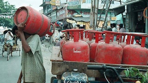 2 साल में 10 करोड़ LPG ग्राहक बनाएगी सरकार, नए कनेक्शन पर EMI, बुकिंग पर ऑनलाइन पेमेंट की सुविधा