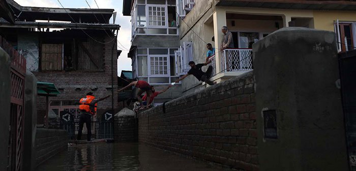 जम्मू कश्मीर में आई भयंकर बाढ़ के प्रभावितों के बचाव और राहत कार्यों में मंद गति के आरोपों के बीच केंद्रीय गृह सचिव अनिल गोस्वामी इन कार्यों में समन्वय बिठाने के लिए श्रीनगर रवाना हो गए हैं।