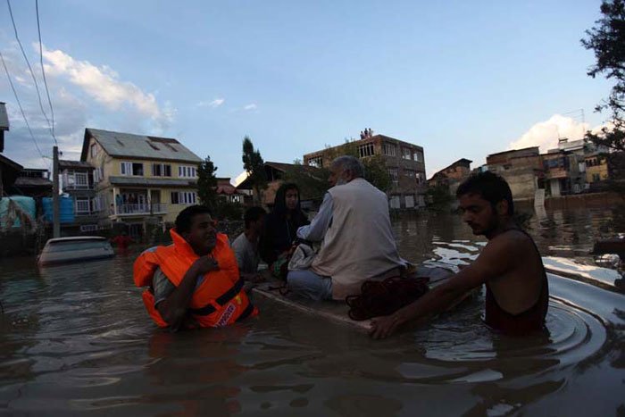 राज्य में राहत अभियानों की समीक्षा के लिए देर शाम आयोजित उच्च स्तरीय आपात बैठक की अध्यक्षता करते हुए उन्होंने इस बात पर जोर दिया कि भीषण आपदा में प्रभावित लोगों तक भोजन और पानी जैसी बुनियादी चीजें पहुंचाने पर तत्काल ध्यान दिया जाए।