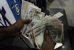 शुरुआती कारोबार में रुपया 4 पैसे कमजोर