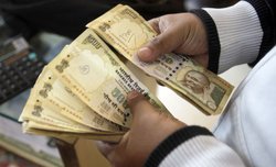 शुरुआती कारोबार में डॉलर के मुकाबले रुपया 22 पैसे मजबूत