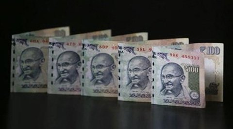 शुरुआती कारोबार में रुपया 7 पैसे कमजोर