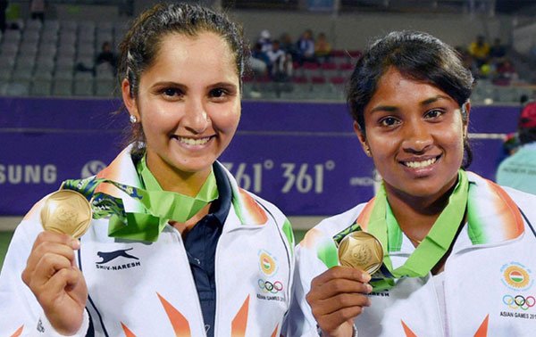 एक समय पिछड़ने के बाद सानिया और साकेत ने दो ब्रेक पाइंट बचाए लेकिन बाद में उनकी सर्विस टूटी। ब्रेक के बाद सानिया ने बैकहैंड पर विनर लगाया और हाओ की सहज गलती से भारतीयों को मौका मिल गया। सानिया ने अगले सर्विस गेम में शानदार खेल दिखाया जिससे पेंग ने कई सहज गलतियां करके दो मैच पाइंट खो दिए। पहला उसने ऐस पर बचाया लेकिन ड्यूस पर हाओ का फोरहैंड शाट नेट में चला गया जिससे भारतीय जोड़ी को स्वर्ण मिल गया।
