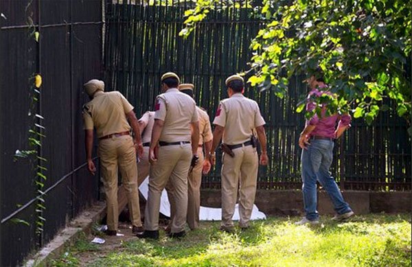 पुलिस ने इस मामले में लापरवाही का मामला दर्ज किया है। प्रत्यक्षदर्शियों के मुताबिक अगर चिड़ियाघर प्रशासन ने अचेत करने वाली बंदूक (ट्रैंक्विलाइजर गन) का इस्तेमाल कर या किसी दूसरे तरीके से बाघ पर काबू पाया होता तो युवक की जान बच सकती थी।
