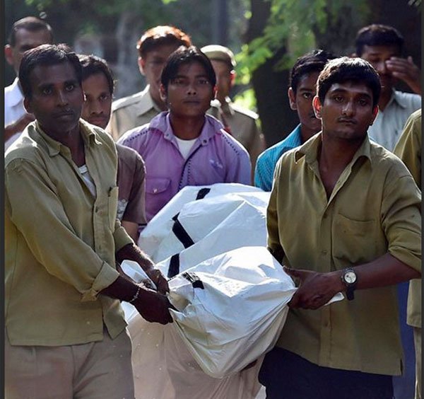 घटना का शिकार युवक मकसूद आनंद मानसिक रोग से पीड़ित बताया जा रहा है। मकसूद के पिता ने कहा कि उनका बेटा दो साल पहले मानसिक रोग के लिए कुछ दवाएं लेता था। वह भांग का सेवन भी करता रहा था। मकसूद ने स्कूल की पढ़ाई बीच में ही छोड़ दी थी और एक कारखाने में काम करता था। एक पुलिस अधिकारी ने कहा,‘वह कई बार अपने परिवार को बिना बताए घर से निकल जाता था। आज भी वह अकेले ही चिड़ियाघर आया था।’