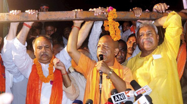 योगी आदित्यनाथ और भाजपा प्रत्याशी समेत अनेक लोगों पर मुकदमा