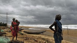 शुरू हो गया तटीय आंध्र में तेज हवाओं व भारी बारिश का दौर, बिजली सेवा हुई ठप