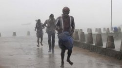 चक्रवाती तूफान ‘हुदहुद’ ने विशाखापत्तनम तट पर दे दी है दस्तक, 2 की मौत