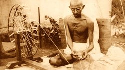 बदलाव के दौर में बापू की सोच को आगे ले जाना चुनौतीपूर्ण: अखिलेश यादव
