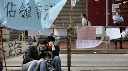 हांगकांग के दूसरे प्रदर्शन स्थल से पुलिस ने हटाए अवरोधक