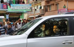 जेल से रिहा होकर चेन्नई पहुंचीं जयललिता